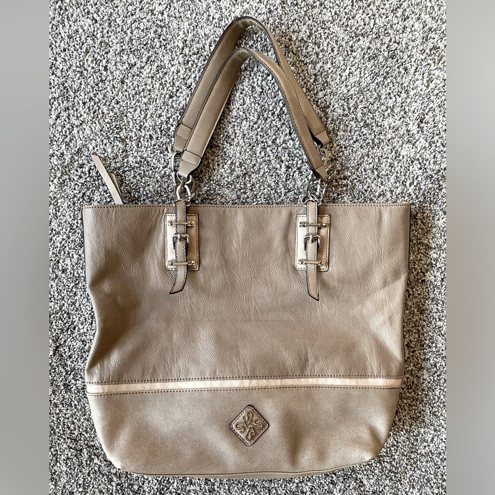 Vera Wang purse. Beige color. Medium size